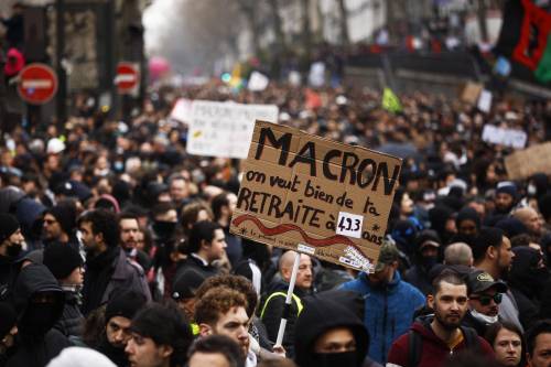 Francia, rabbia e violenze. Proteste in oltre 240 città. L'inferno dei black bloc