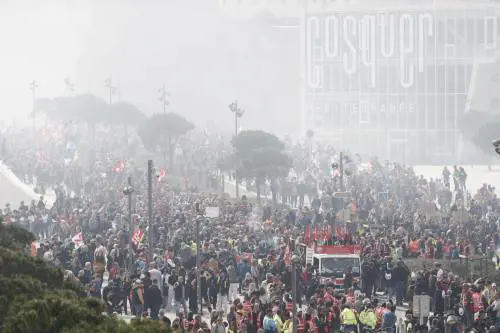 Sciopero generale in Francia, un milione in piazza contro Macron