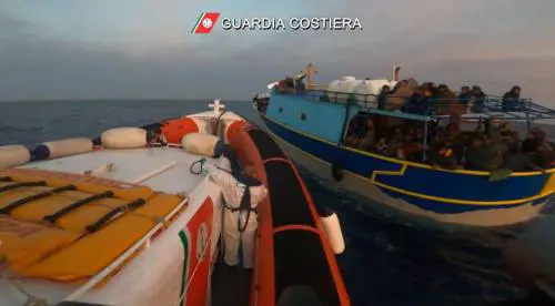"Non siamo il campo profughi d’Europa". Salvini sferza l'Ue sui migranti