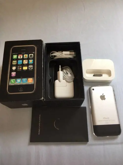 Un iPhone 1 (mai utilizzato) è stato venduto all'asta a una cifra incredibile