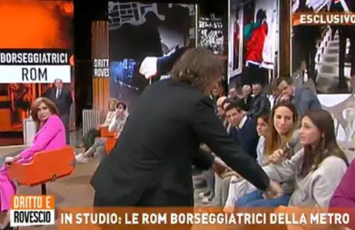 Cruciani bacia la mano alla borseggiatrice: "Che possa cambiare vita"