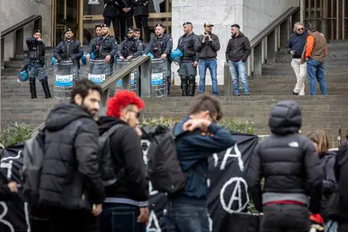 "Vecchi non verrà estradato". Al presidio per Cospito si esulta per l'attivista del G8