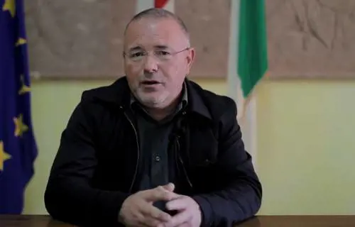 "Calo delle nascite? Donne, venite da me". Il post choc del sindaco