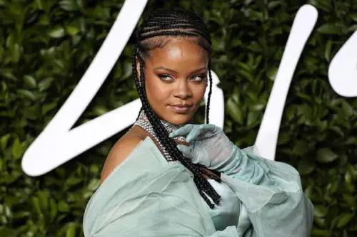 Paura per Rihanna (incinta): un folle si introduce in casa. "Voleva sposarla"