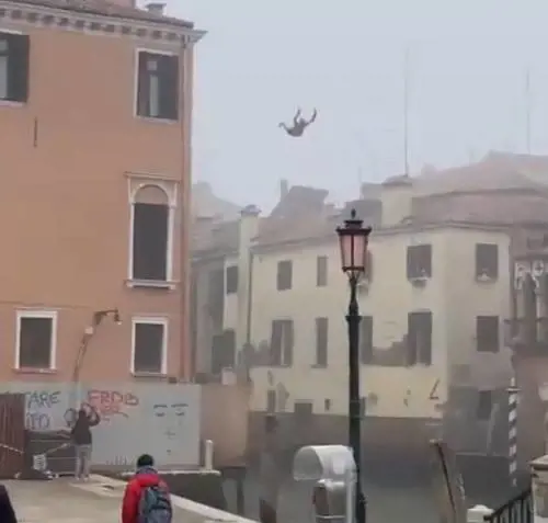  Il tuffo dal terzo piano per un pieno di like: la follia a Venezia 