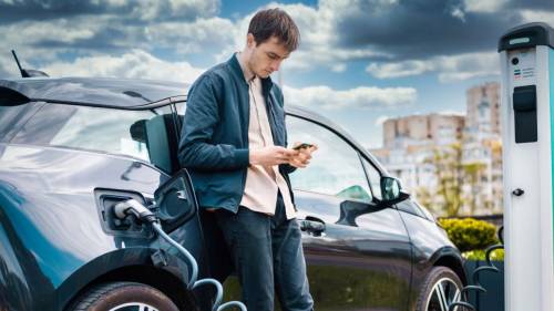 Auto green, la Germania trova l’intesa con l’Ue. Cosa significa per l’Italia