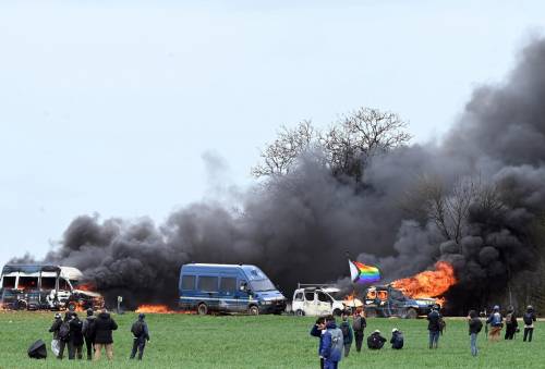 Le campagne francesi a fuoco: 30 feriti in Francia