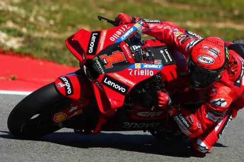 Bagnaia fa sua la Sprint. Ma è già polemica: così è troppo pericolosa