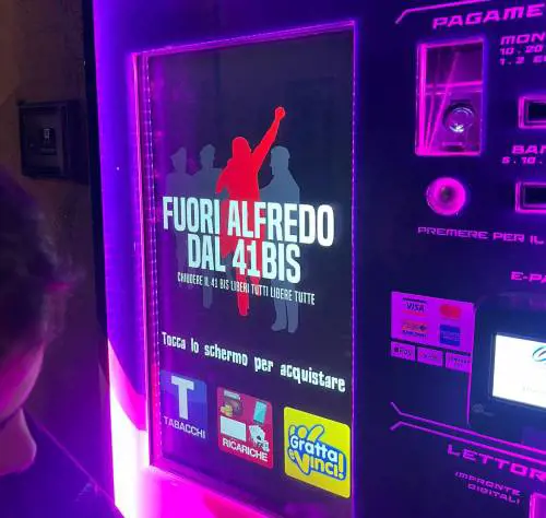 "Fuori Alfredo". Le scritte sui distributori di sigarette