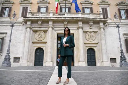 "Addio Feste dell'Unità col salame, ora il Pd ama auto e case green"