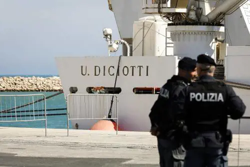 "Ha una posizione politica". Ora le Ong attaccano la Guardia costiera