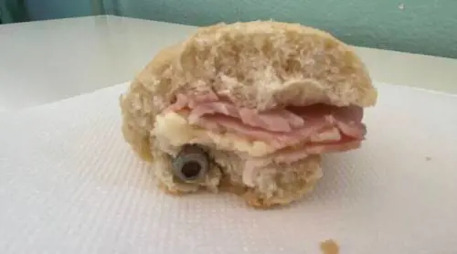 Bullone nel panino, ispezione nell'azienda fornitrice. Scatta la penale