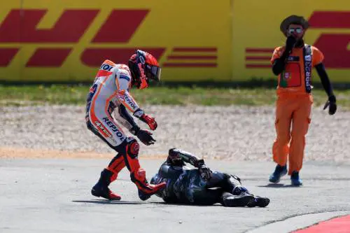 Il motomondo scimmiotta la F1 ma si fa male. Altro che show