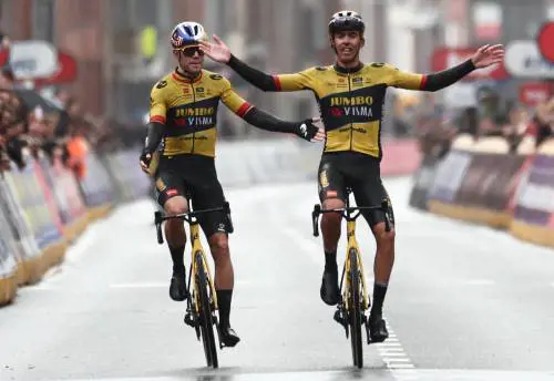 Il "regalo" di Van Aert non è da campione