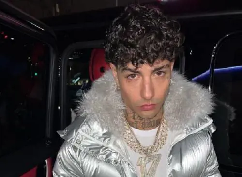 Pugni e calci, rissa fuori dal ring tra i rapper Tony Effe e Ion Real Deal