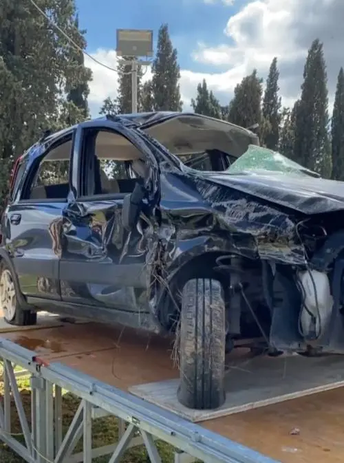 La vettura incidentata esposta a Castiglion Fiorentino