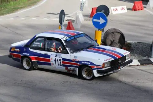 Dramma al Rally di Asti, morto pilota dopo malore. La navigatrice salva gli spettatori