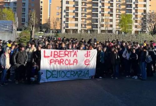 La preside "censura" l'eurodeputata leghista. Studenti in rivolta