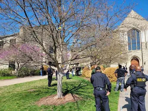 Sparatoria in una scuola Usa: donna uccide sei persone a Nashville