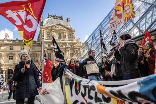 "Alto rischio di incidenti". A Parigi torna in piazza la rabbia anti Macron