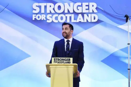 Humza Yousaf, chi è il nuovo leader scozzese
