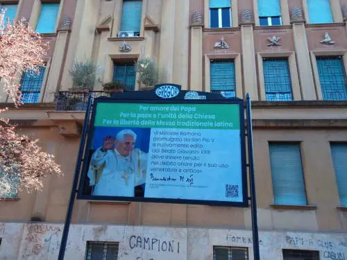 "Basta guerra alla messa in latino". Appello a Bergoglio con i manifesti di Ratzinger e Wojtyla