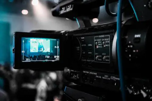 Choc al rientro dal lavoro: casa trasformata nel set di un film porno