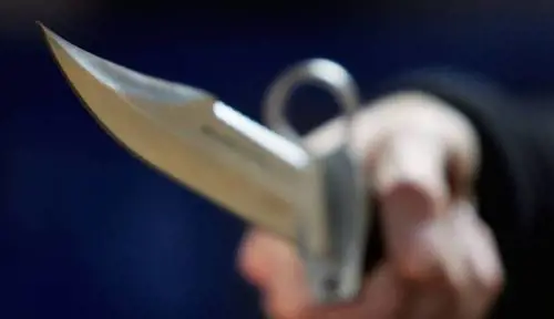 Accoltella la ex, arrestato con l'arma in tasca ancora insanguinata