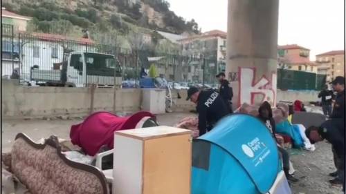 Nascosti sui treni per passare il confine: sgominata organizzazione per il traffico di migranti