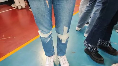 Napoli, scotch sui jeans strappati per entrare a scuola: è polemica