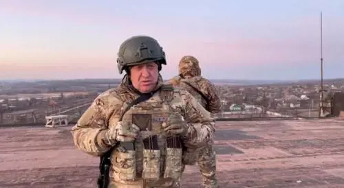 "Loro ingrassano, i nostri uomini muoiono. Ci ritiriamo da Bakhmut": il capo della Wagner attacca il Cremlino