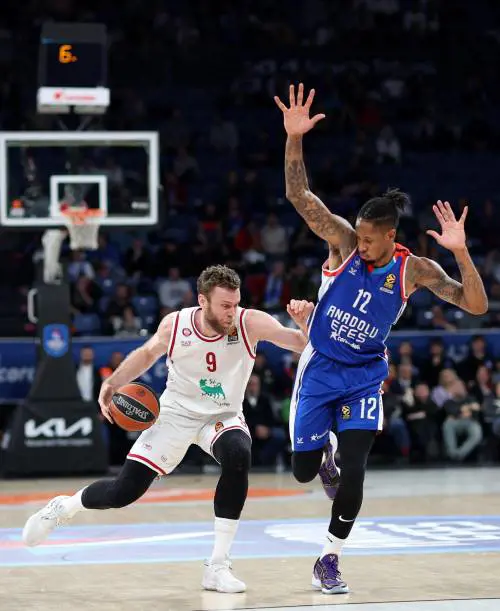 Eurolega, l'Olimpia Milano crolla contro l'Efes, Virtus male col Maccabi