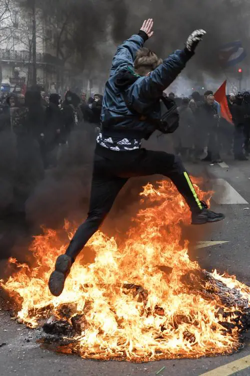 Giovani e radicali: ecco i nuovi black bloc. E la premier Borne convoca i sindacati
