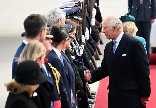 Il significato nascosto dietro al primo ritratto ufficiale di Carlo III