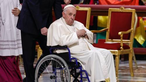 Il Papa ricoverato: "Problemi cardiaci e respiratori". Saltano le udienze