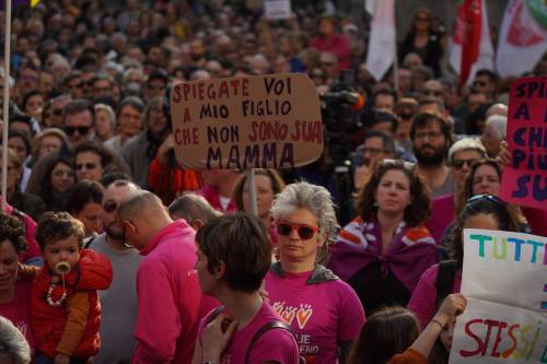 L'Europa sta col governo: "No a genitori omosessuali"