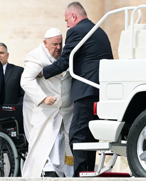 Malore, ambulanza e ricovero. Paura per il Papa in ospedale