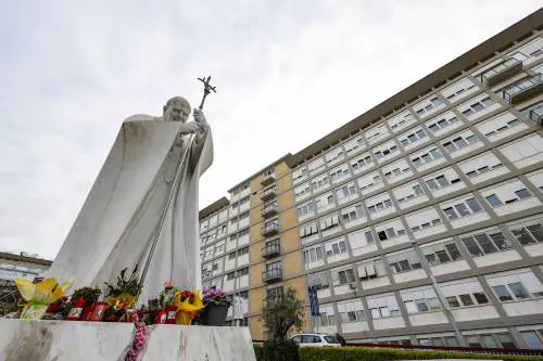 Il Papa recupera e già legge i giornali