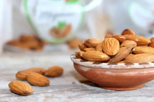 Mangiare mandorle prima dei pasti riduce la glicemia, lo studio