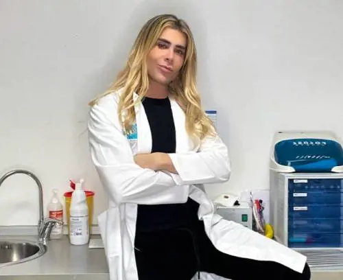 Foto osè sui social, bufera su Giacomo Urtis: insorgono medici e infermieri 