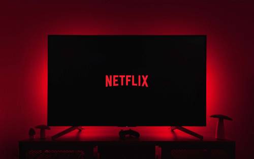 Netflix, rinviato lo stop alla condivisione delle password