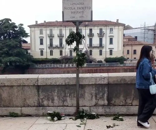 Vandalizzata la corona in ricordo dell'ex politico Msi. "Gesto violento e meschino"