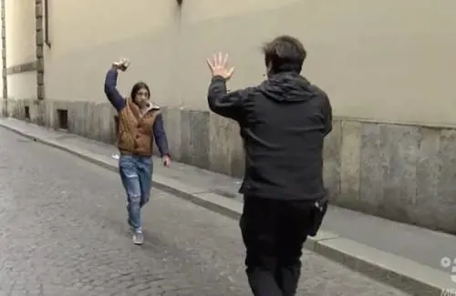 Sventa un furto, Staffelli di Striscia minacciato con un masso dalla borseggiatrice