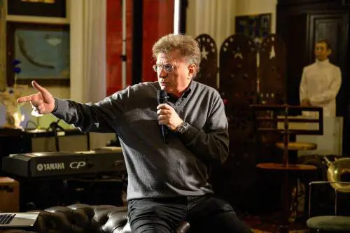 Lo sportello in banca, i bitcoin e la chitarra di Hendrix. Red Ronnie: "Il mio bene rifugio è la mia umanità"