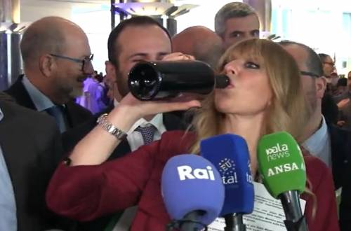 "Mi attacco alla bottiglia!". Alessandra Mussolini si batte per il vino italiano
