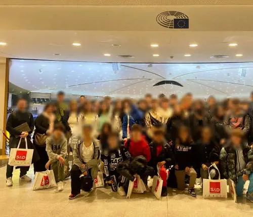 "Studenti in gita coi gadget del Pd", scoppia il caso