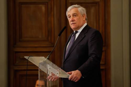 "Mussolini ha fatto più danni che cose utili". Tajani zittisce così le polemiche