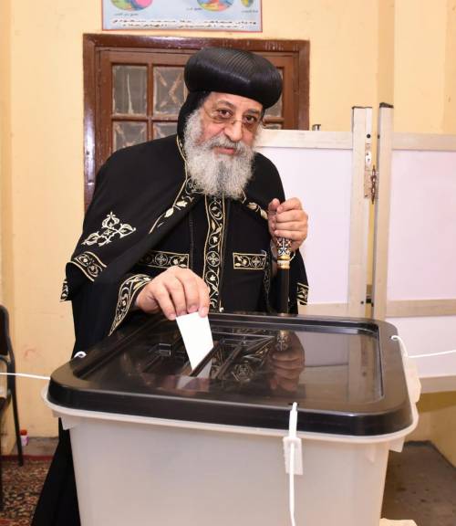 L'abbraccio del patriarca copto "Prego per la salute e la longevità"