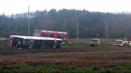 Le immagini dei treni deragliati in Svizzera
