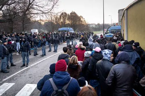Via Cagni, stop alle code: c'è il portale per l'accesso all'ufficio immigrazione